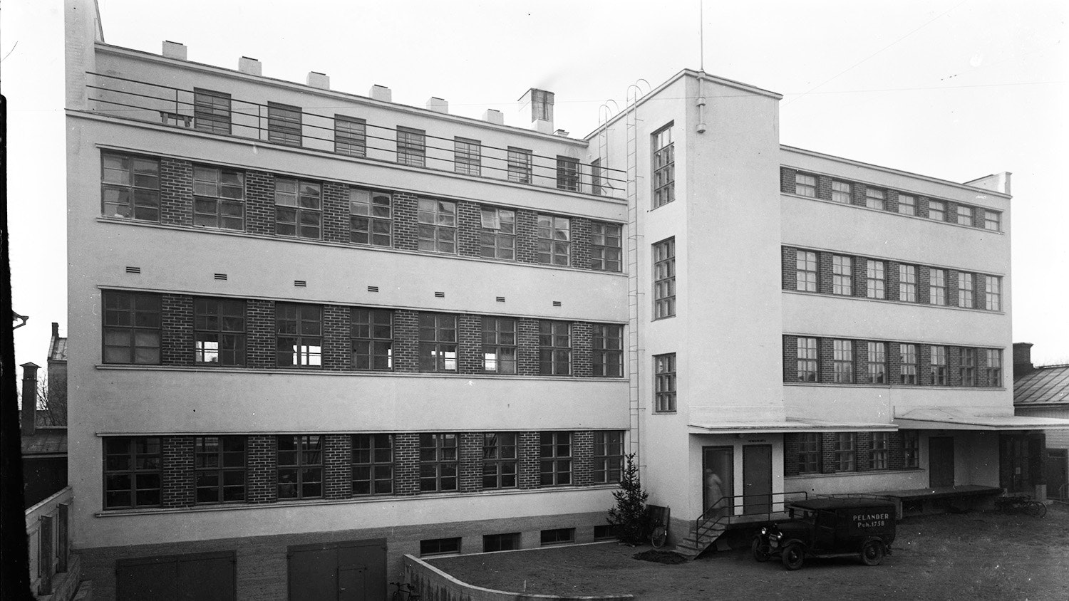 Museokeskuksen kuvassa Rauhankatu 14b sisäpihan rakennus Sereksen makeistehtaana.