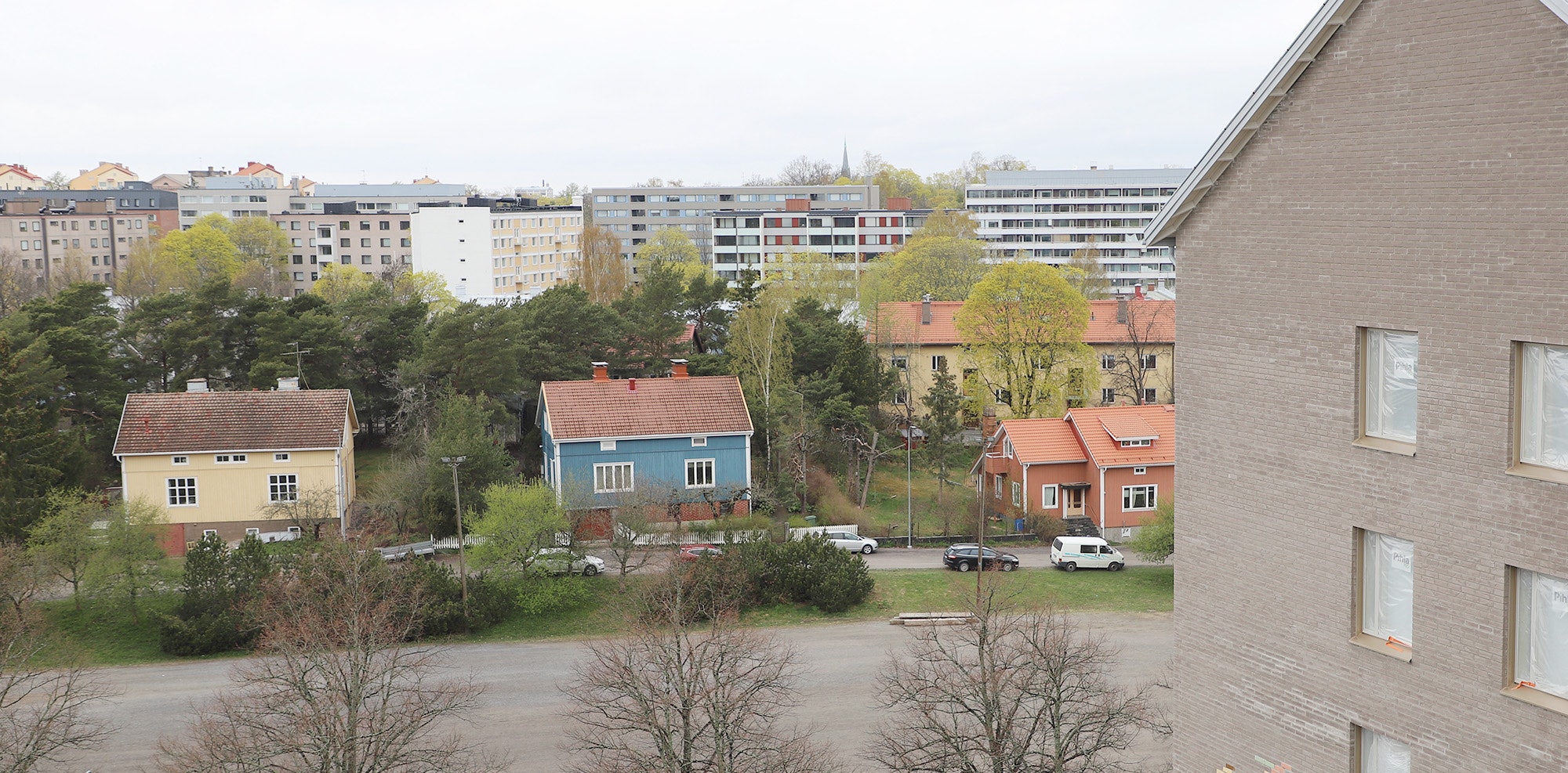 Kuvassa rakenteilla oleva kerrostalo ja pientaloja Mäntymäessä.