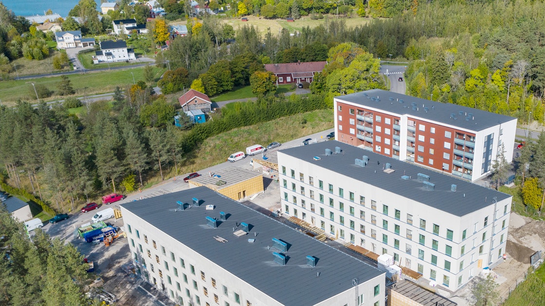 Arolan merellisissä maisemissa sijaitsee TVT:n eri asuntokohteita. Kuvassa TVT:n kolme kerrostaloa ja taustalla pientaloja.