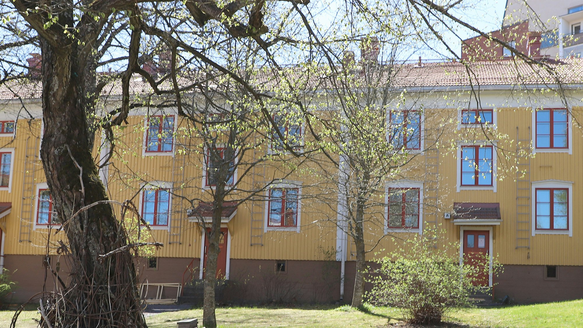 Keltainen puutalokohde Turun Pohjolassa.