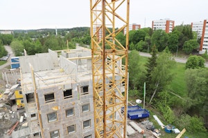 Linkkitorninkatu 7 rakentaminen meneillä�än. Kuvassa keskeneräinen kerrostalo ja keltainen nosturi.