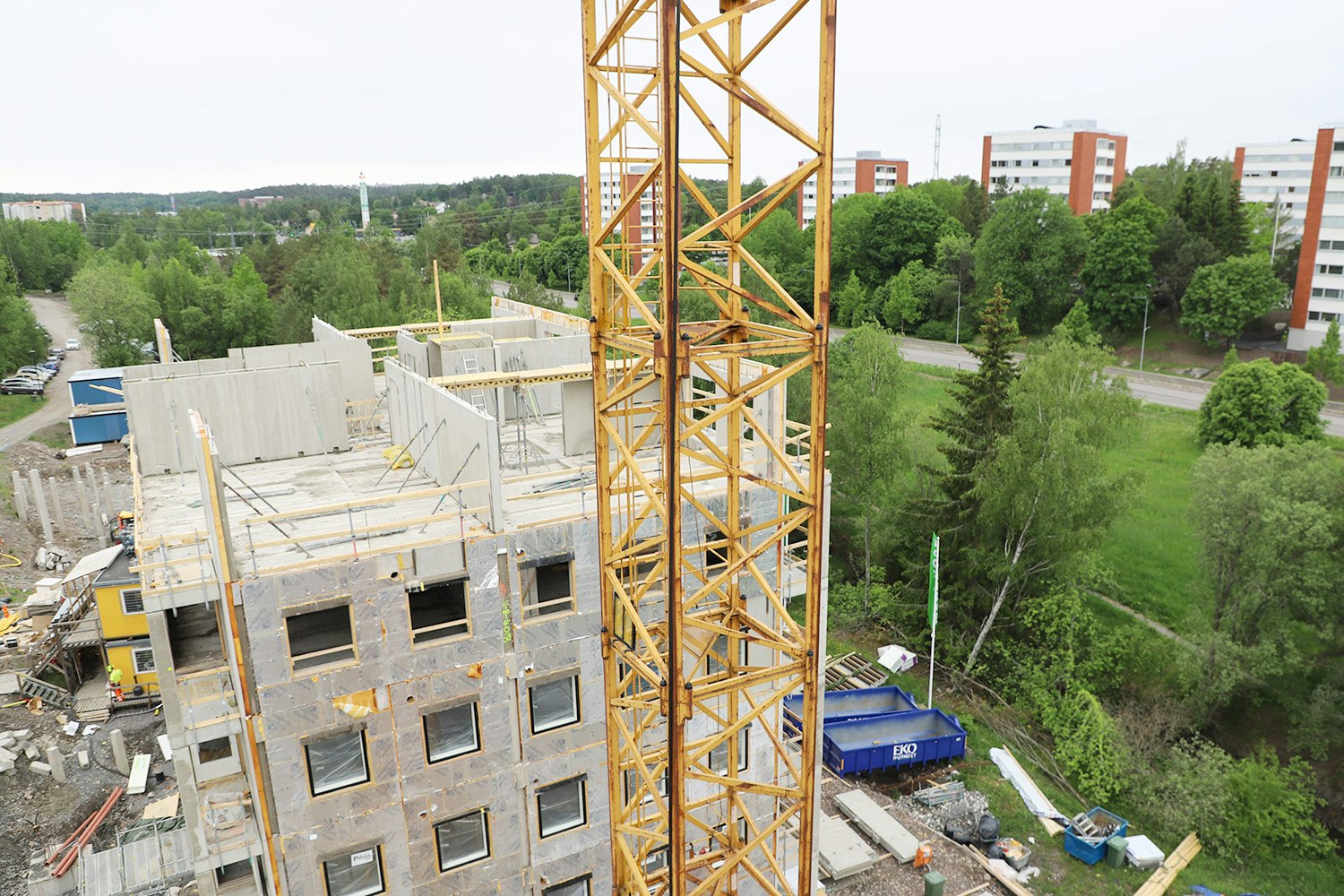 Linkkitorninkatu 7 rakentaminen meneillään. Kuvassa keskeneräinen kerrostalo ja keltainen nosturi.