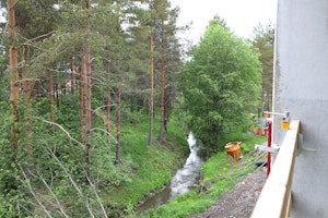 Jaaninojan puro kulkee asuntokohteen vierestä. 
