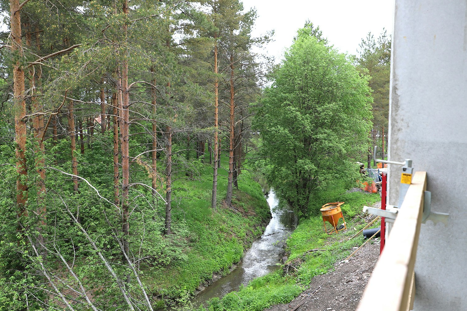 Jaaninojan puro kulkee asuntokohteen vierestä. 