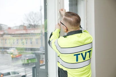 TVT:n asuntotarkastaja työssään. Mies ikkunan edessä tarkistaa säätöjä.