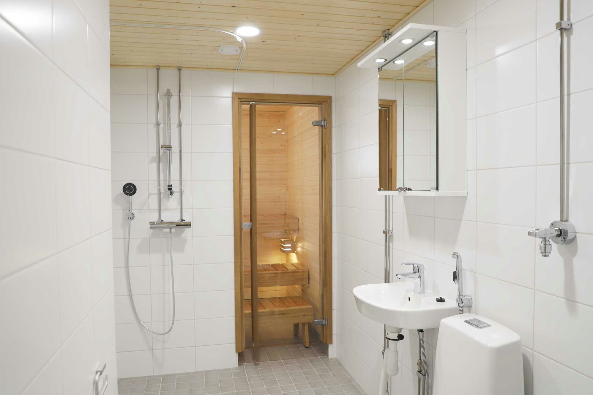 Kylpyhuoneiden ja saunojen pinnat on uusittu täysin.
