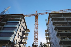 Linkkitorninkatu 2:n kaksi rakenteilla olevaa kerrostaloa.  Talojen välissä nostokurki.