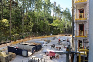 LInkkitorninkatu 2 rakentuu aivan metsän viereen. Taustalla Pääskyvuoren linkkitorni.