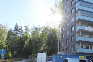 Linkkitorninkatu 2:n vierestä kulkee ulkoilureitit metsämaisemiin.