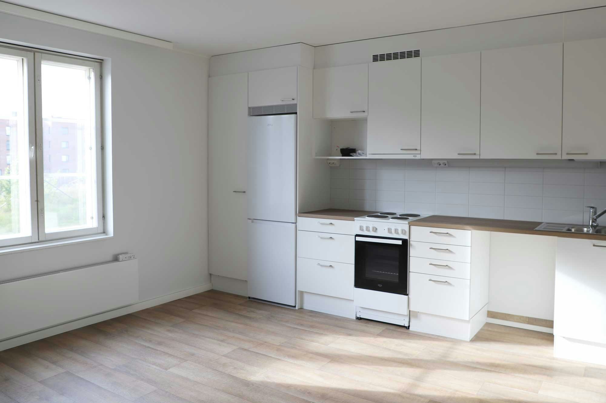 Köydenpunojankatu 5:n asuntojen keittiö-olohuonetila saa remontissa modernin ilmeen. Kaikki pinnat ja keittiökoneet uusitaan.