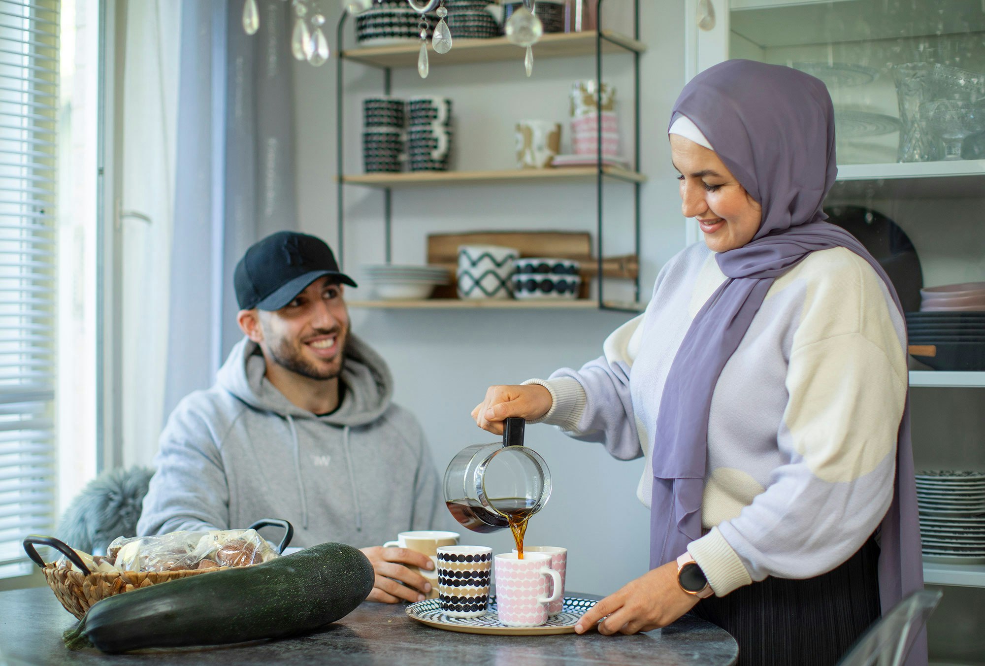 Zanni ja Khaled Azizi kahvipöydän ääressä.