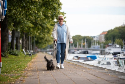 Isännöitsijä Mia-Krista Jalava ja Uuno.