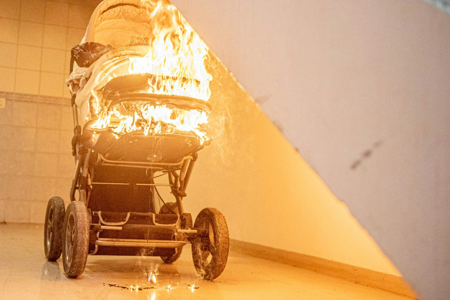 Palavat lastenrattaat rappukäytävässä.