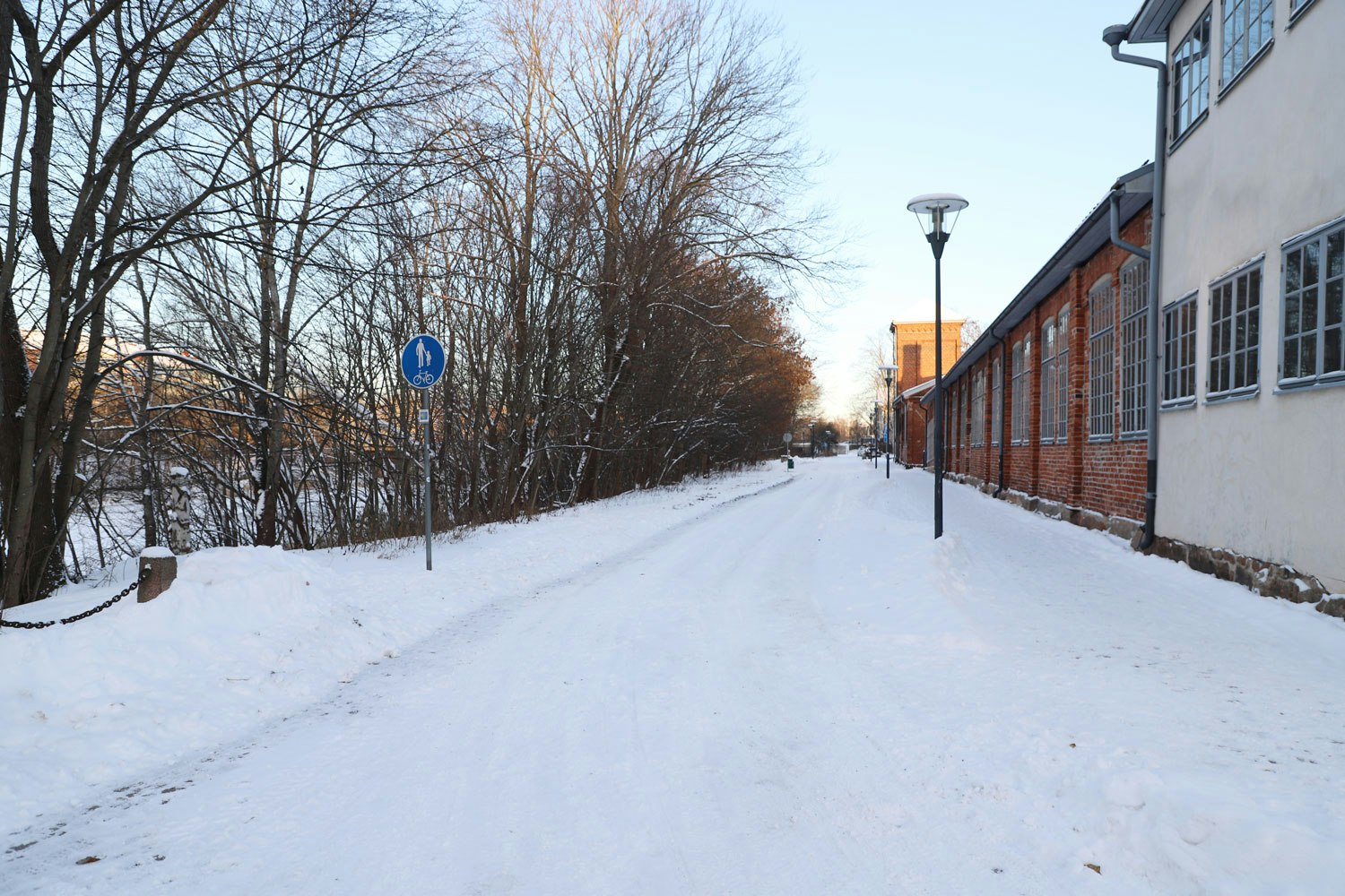 Talvinen maisema jokirannassa.