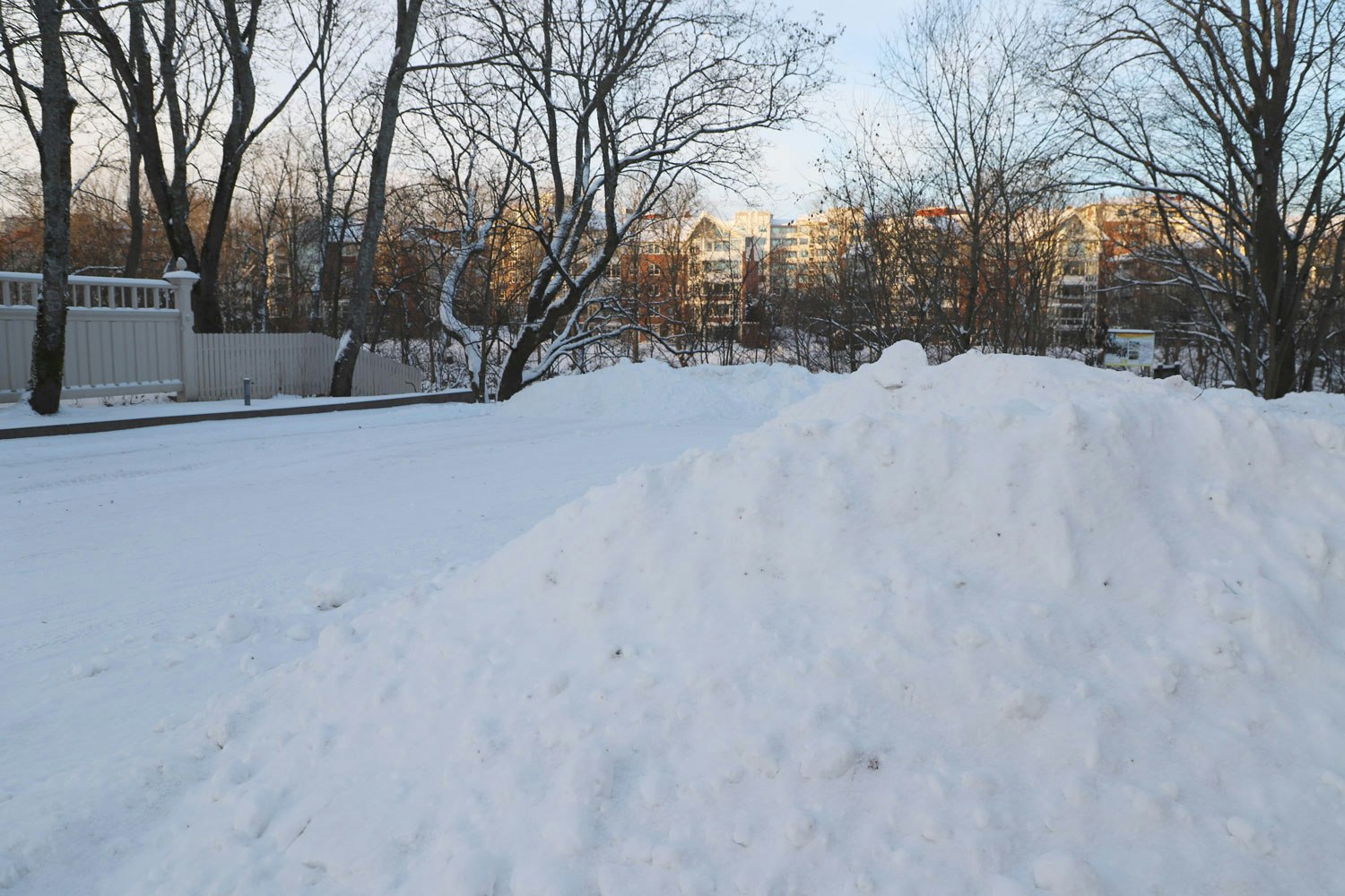 Katujen auraustyöt kuuluvat kaupungille.