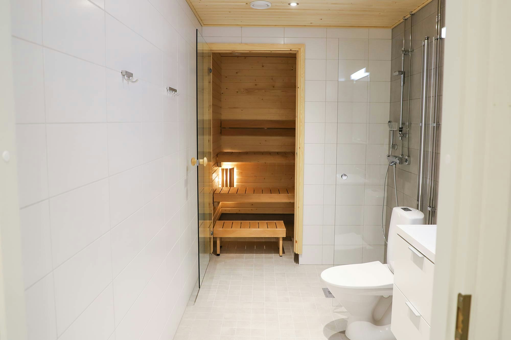 Useimmissa asunnoissa on kylpyhuoneen yhteydessä oma sauna.