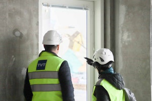 Hiidenvartin työmaakäynnillä sisätilojen alkuvaiheissa.