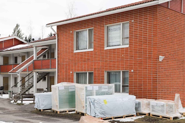 Ikkunoita ja ovia pihalla odottamassa vaihtoa Tanskankadulla Haritussa.