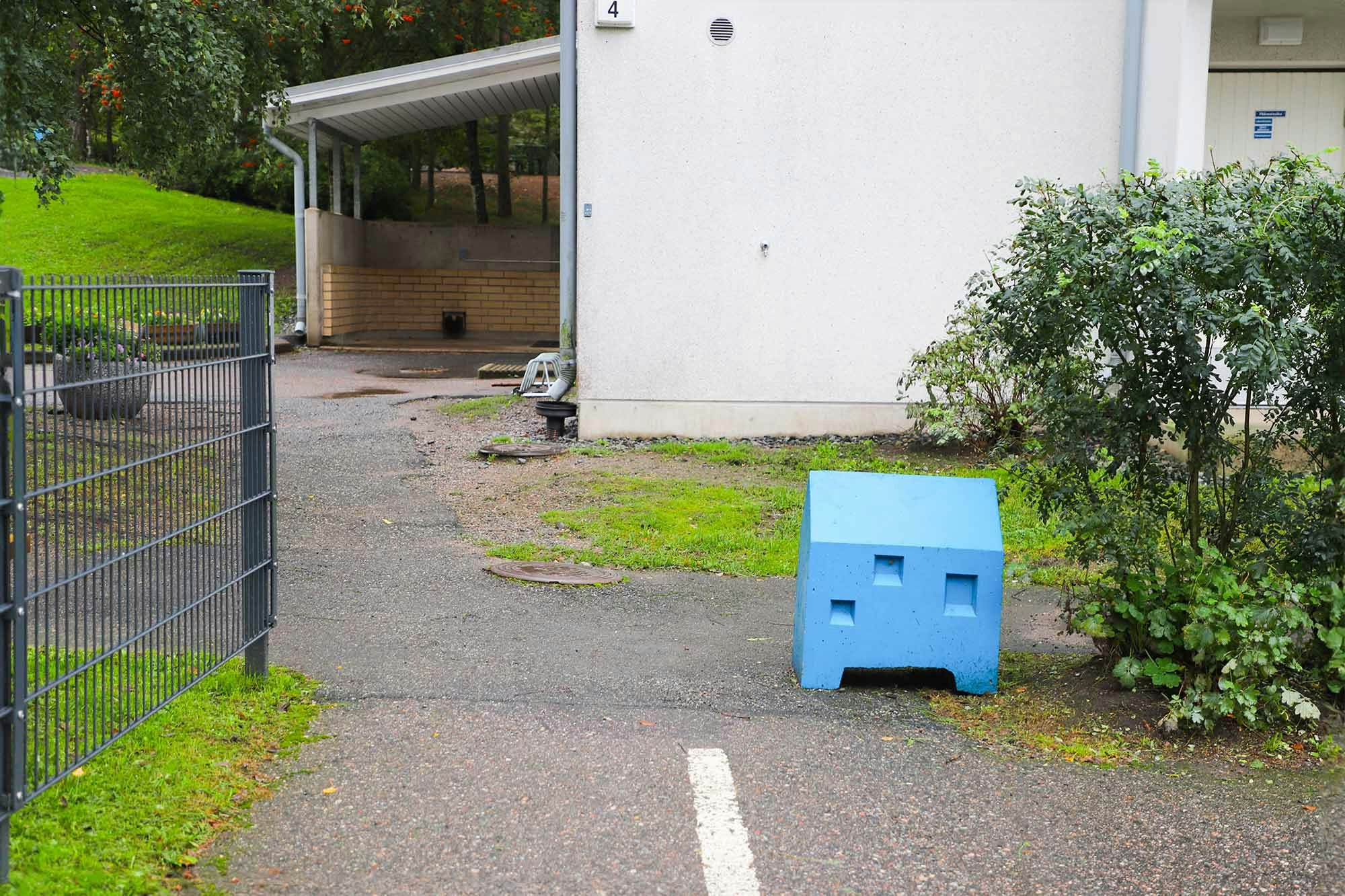 Finnberginkatu 4 pääsisäänkäynnille johtava kävelytie.