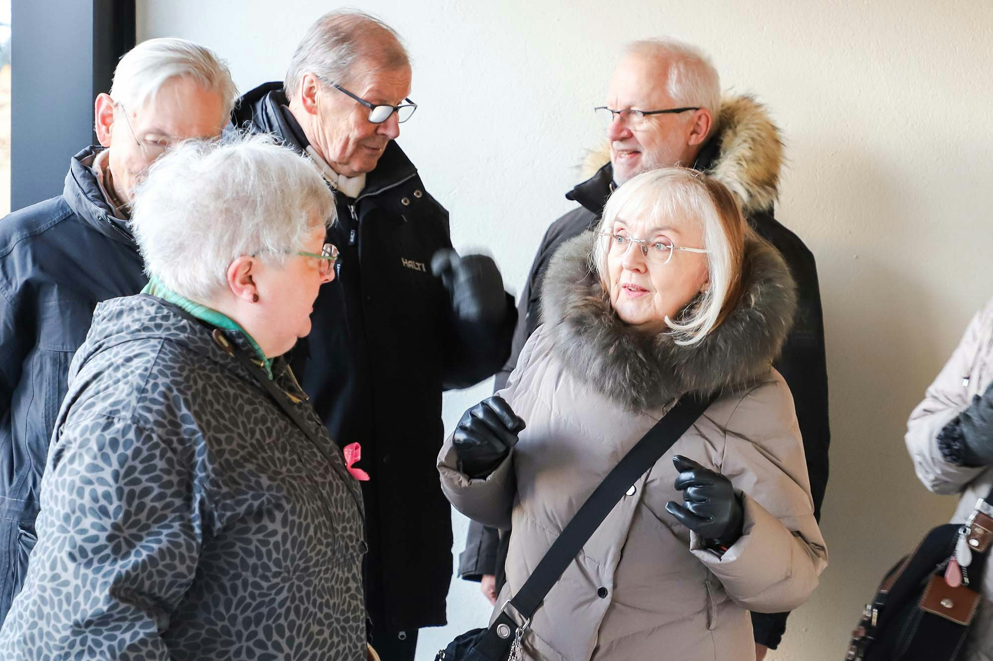 Etualalla Pirkko Holmberg ja Liisa Heino. Heidän takanaan  Bo-Tage Holmberg, Hannu Heino ja Matti Ponkamo.