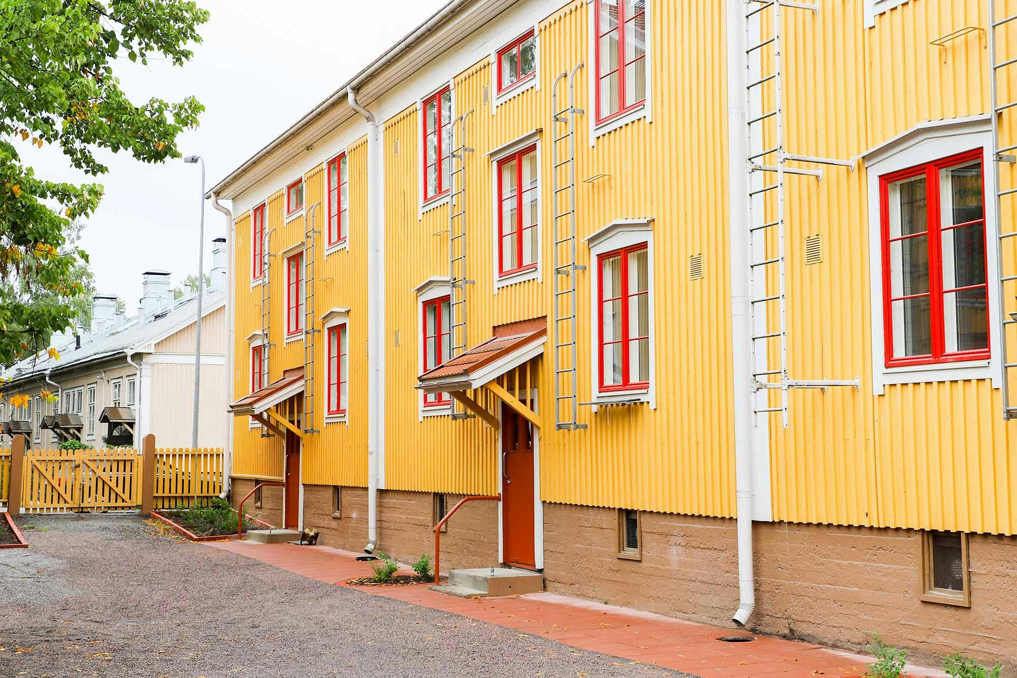 Keltainen puutalo.