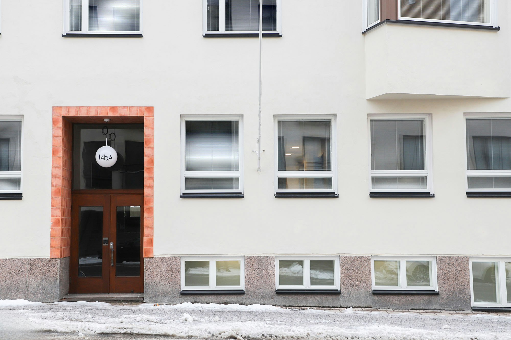 Rauhankatu 14b sisäänkäynti kadulta.
