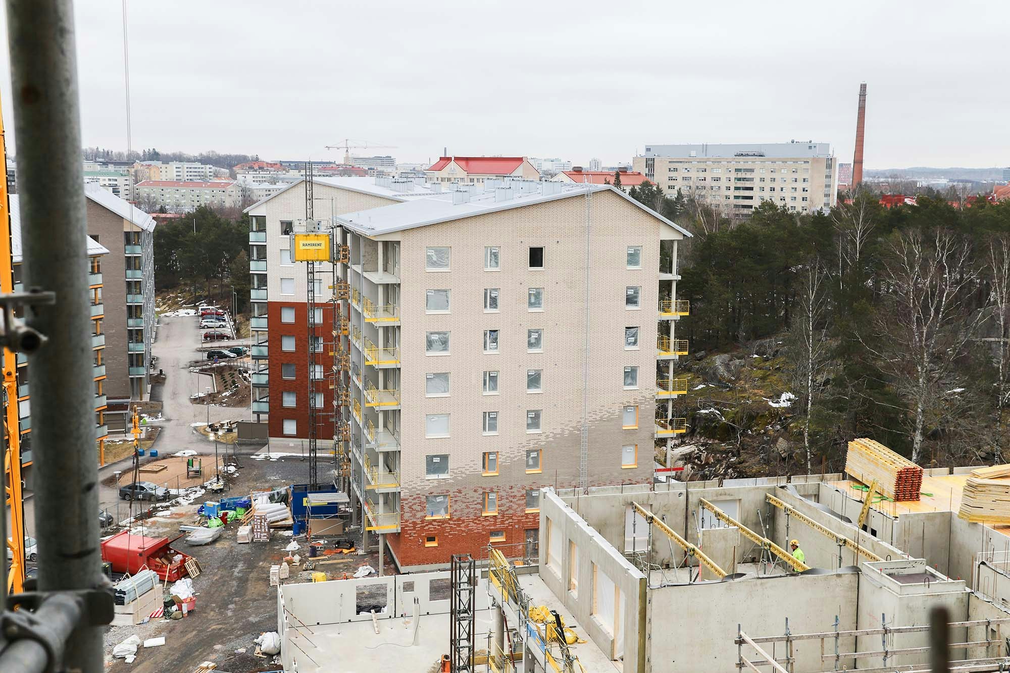 Toivolankatu 10:n rakennustyömaata ja Kunnallissairaalantien valmiita taloja.