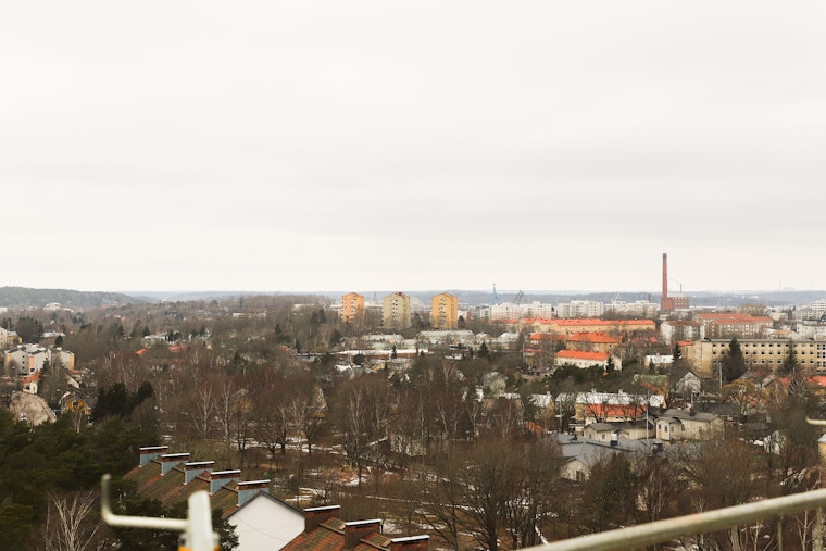 Toivolankatu 10:stä on huimat näköalat kaupungin ylle.