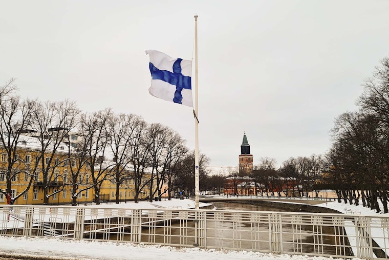 Suomen lippu puolitangossa.