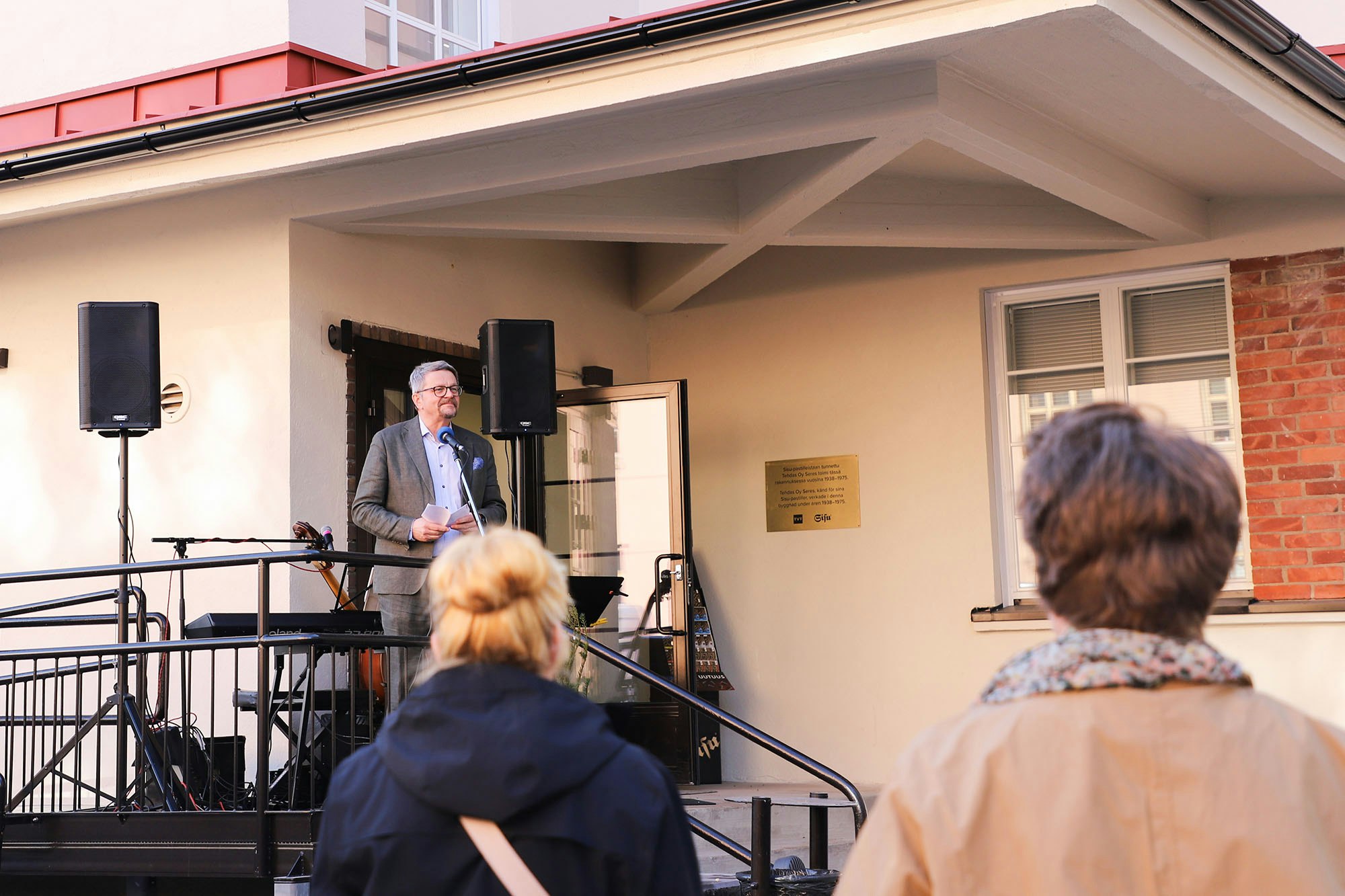 Asumisen rahoitus- ja kehittämiskeskus ARAn Jarmo Linden pitää puhetta yleisölle.