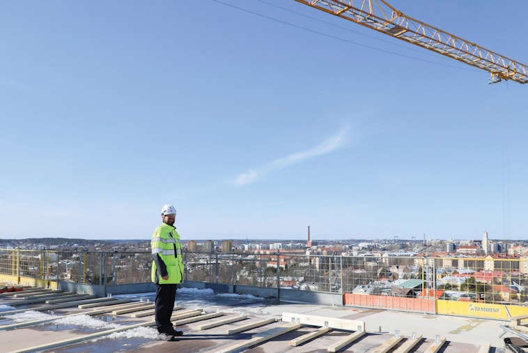 Rakennuttamis- ja hankekehityspäällikkö Johannes Malmi Mäntymäessä rakennustyömaalla