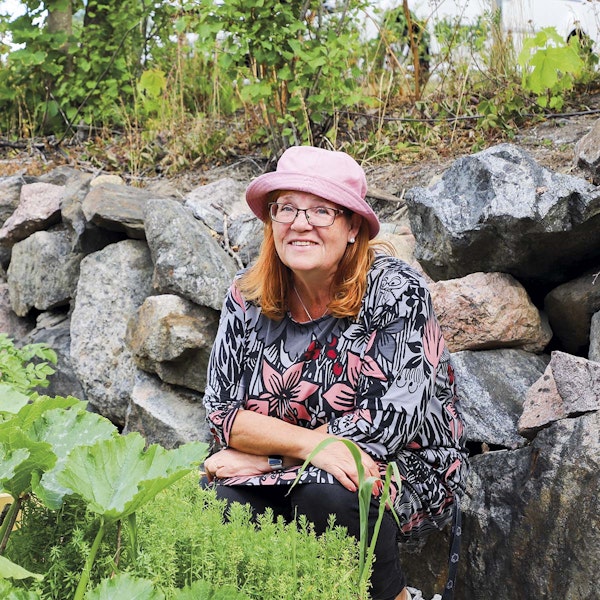 Henkilö katsoo kameraan ja hymyilee.