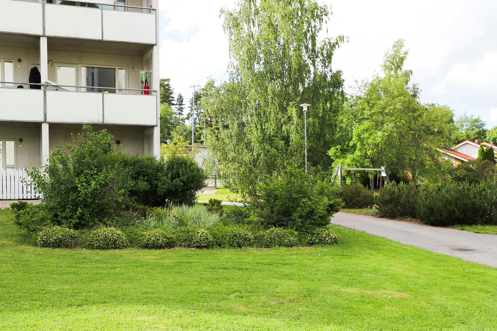 Raivionkujan kerrostalon yhteispihan istutusalue.