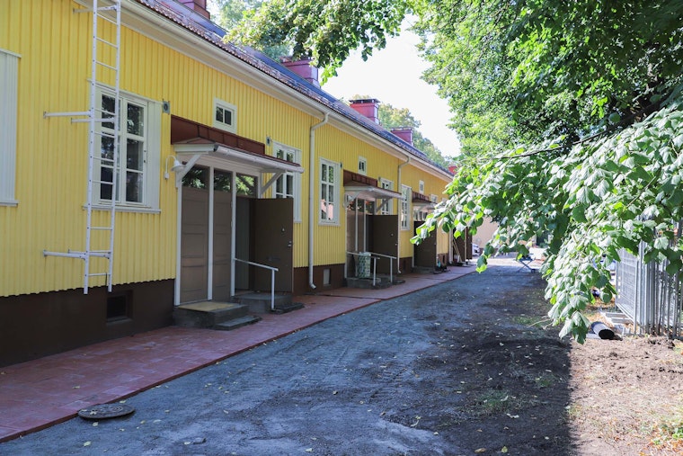 Keltainen puutalo.
