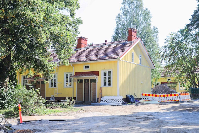Keltainen puutalo, jossa punainen katto.