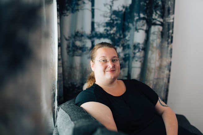 Jenna Tamminen istuu sohvalla