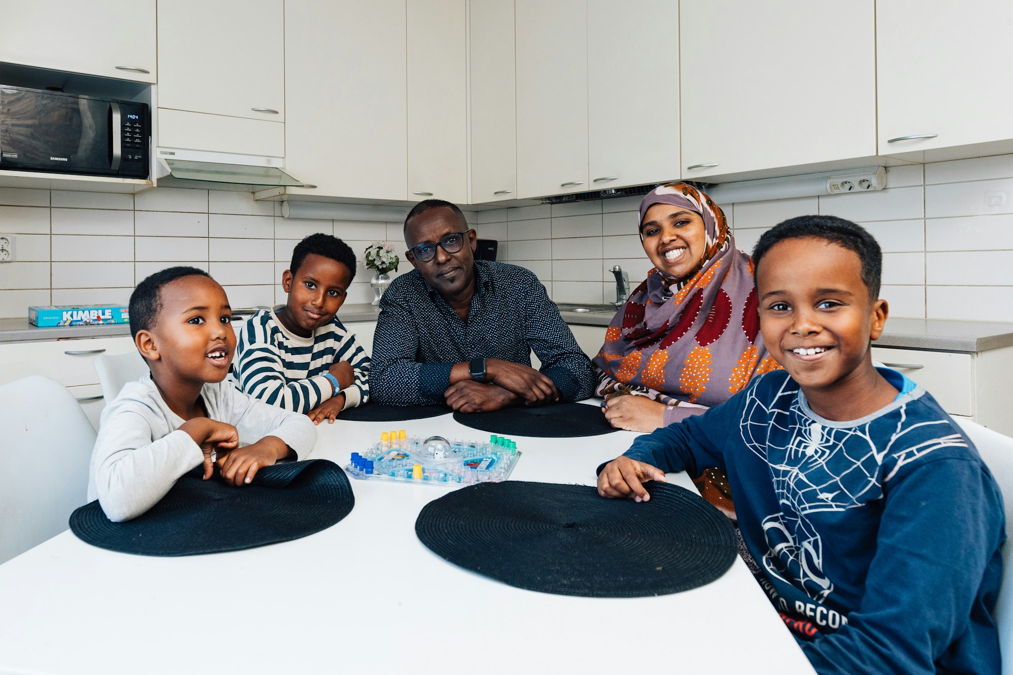 Yusuf Muhamed perheensä kanssa keittiön pöydän ääressä
