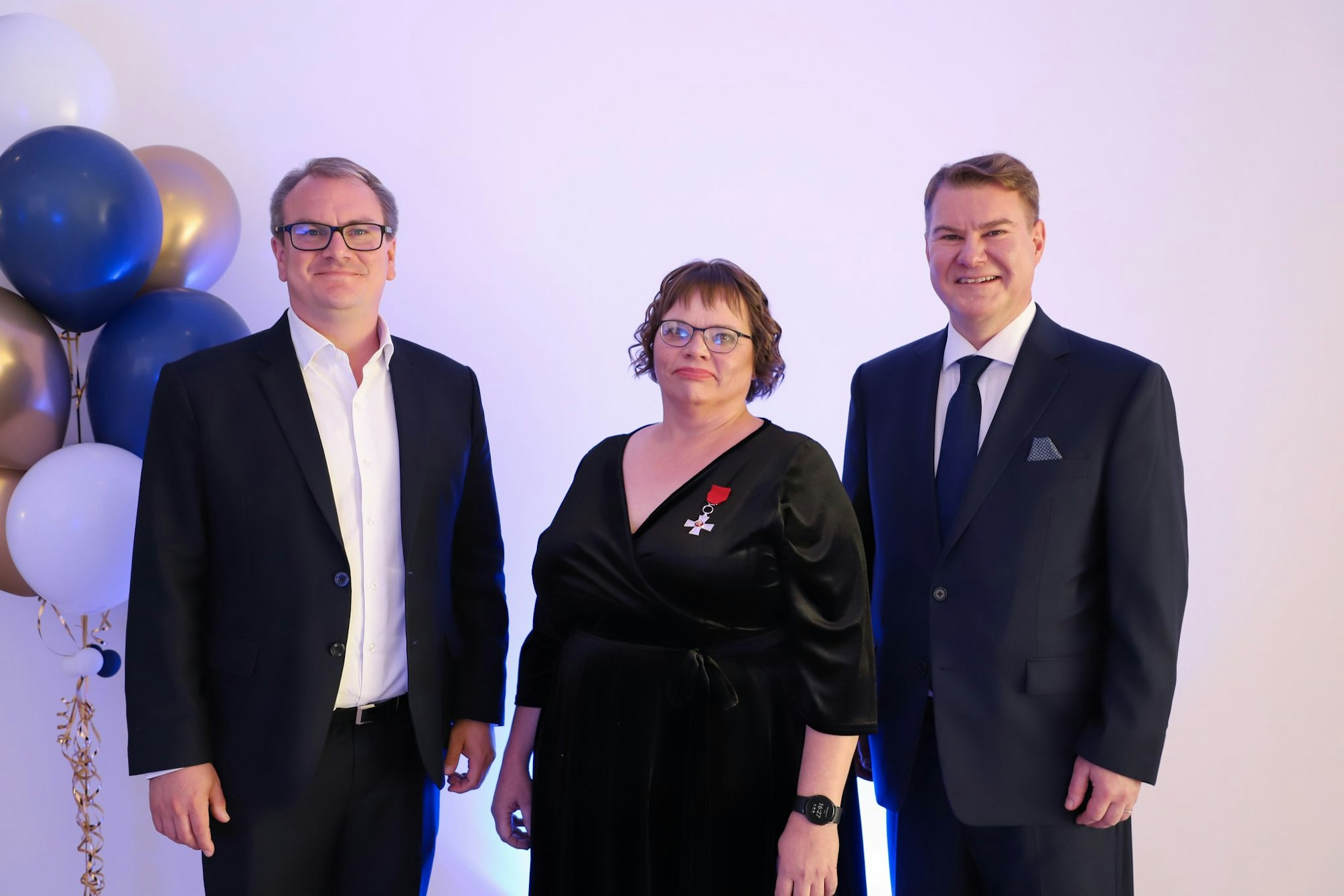 TVT Asunnot OY:n hallituksen puheenjohtaja Toni Eklund, asukasneuvoston puheenjohtaja 2000-2020 Sanna Laitila ja TVT Asunnot Oy:n toimitusjohtaja Teppo Forss.
