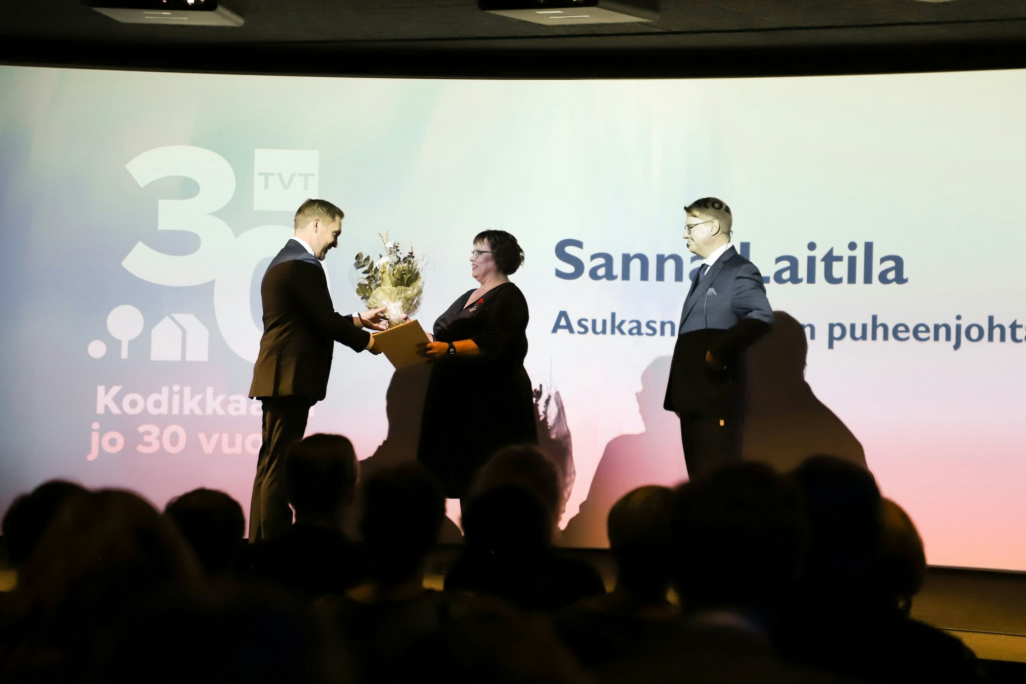 Sanna Laitilan palkitseminen TVT:n 30-vuotisjuhlaseminaarissa.