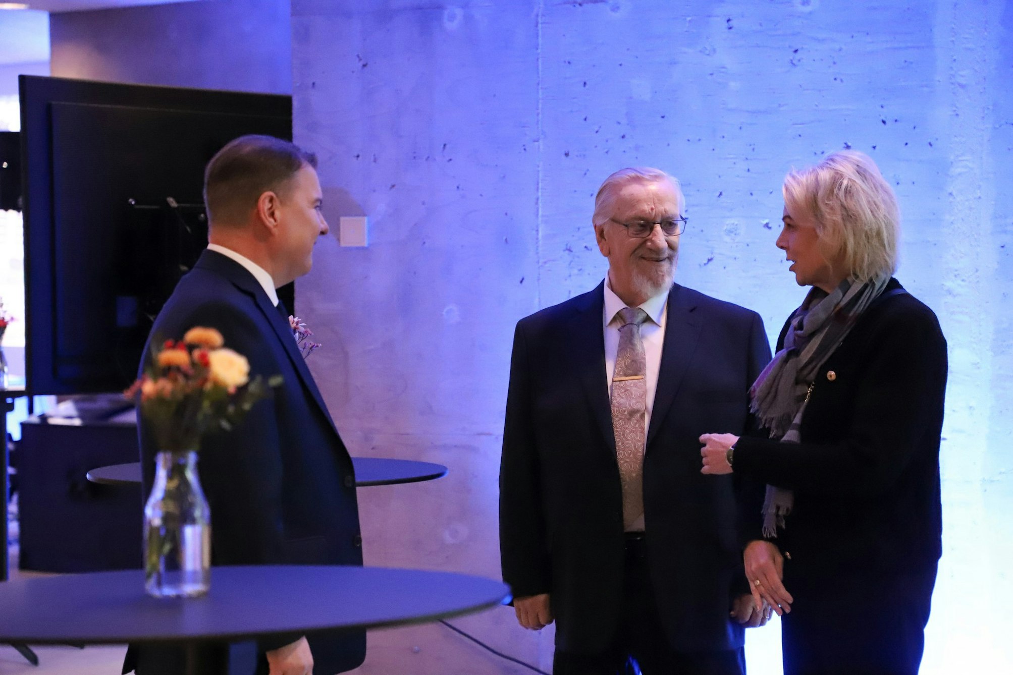 Toimitusjohtaja Teppo Forss, asukasneuvoston pj. Olavi Mäkinen ja varapj. Kirsi Tilkkanen.