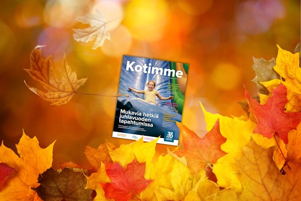 Kotimme-lehti ja värikkäitä syksyn lehtiä.