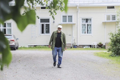 Henkilö kävelee pihalla.