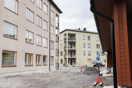 Kaksi rakennusvaiheessa olevaa kerrostaloa.