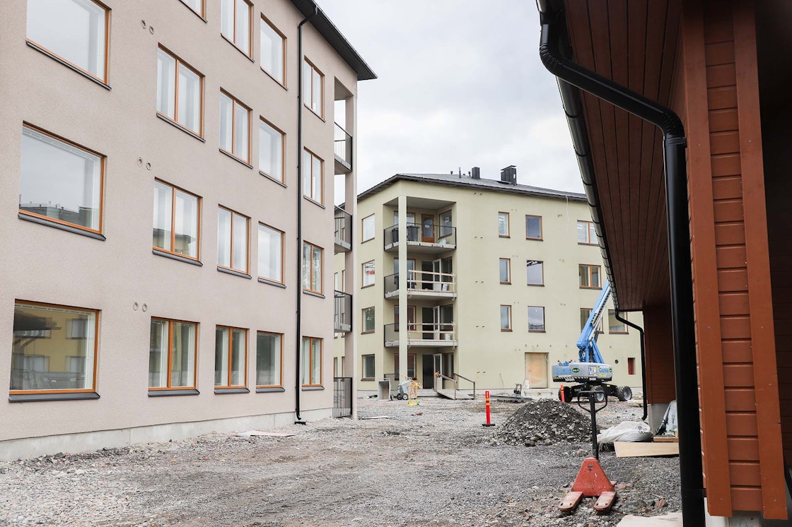 Kaksi rakennusvaiheessa olevaa kerrostaloa.