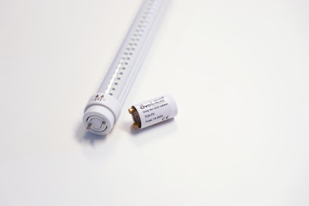 Led-lamppu, jolla korvataan loistelamppu.