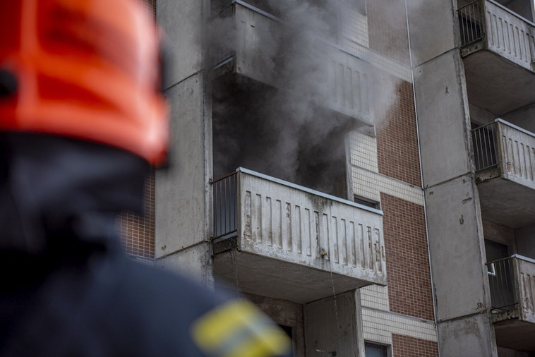 Parvekkeelta tulee savua. Kuva: Varsinais-Suomen pelastuslaitos.