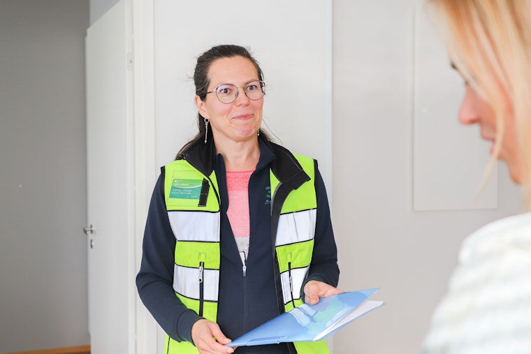 Henkilö hymyilee toiselle henkilölle.