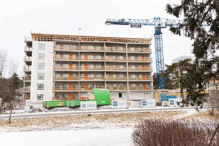 Rakenteilla oleva asuinkerrostalo Vähäheikkiläntiellä. Vieressä torninosturi.