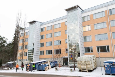 Rätiälänkatu 13 ulkoapäin laajan linjasaneerauksen aikana..