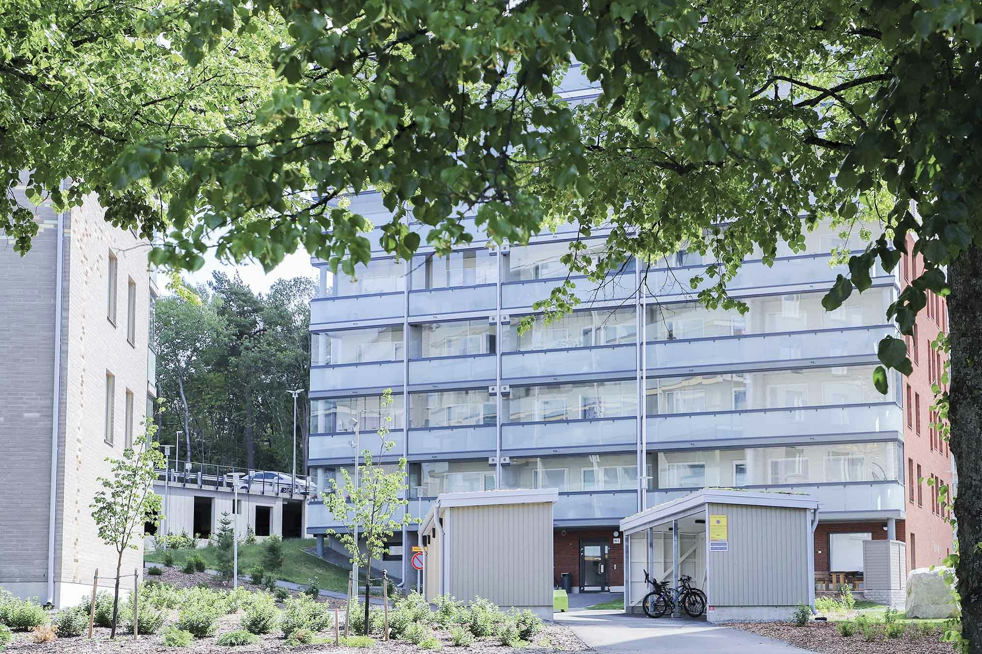 Kerrostalon lasitetut parvekkeet.